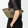 Bolso Basket Anagram pequeño en palma iraca y piel de becerro Caqui oscuro/Negro Bolso Basket Anagram pequeño en palma iraca y piel de becerro Caqui oscuro/Negro