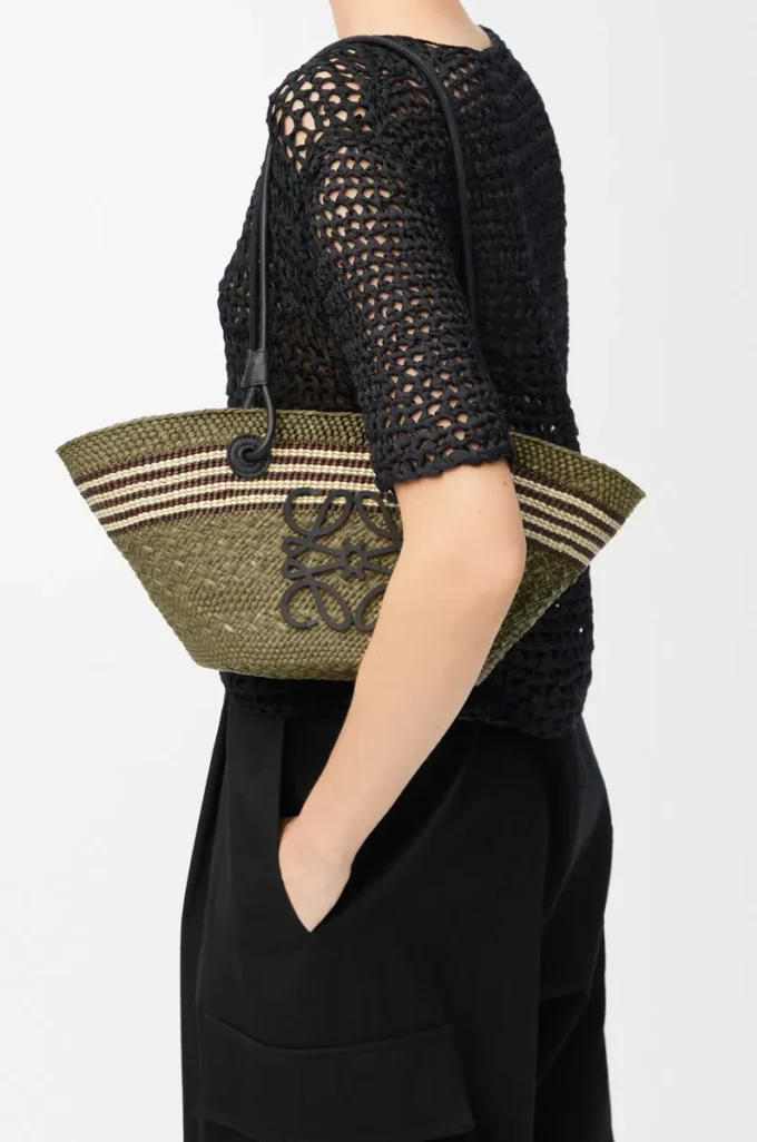 Bolso Basket Anagram pequeño en palma iraca y piel de becerro Caqui oscuro/Negro Bolso Basket Anagram pequeño en palma iraca y piel de becerro Caqui oscuro/Negro