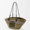 Bolso Basket Anagram pequeño en palma iraca y piel de becerro Caqui oscuro/Negro Bolso Basket Anagram pequeño en palma iraca y piel de becerro Caqui oscuro/Negro