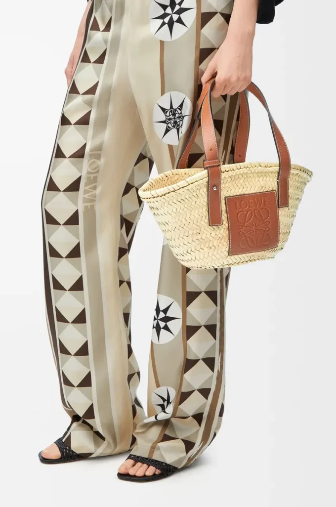 Bolso Basket pequeño en hoja de palma y piel de becerro Natural/Marrón claro Bolso Basket pequeño en hoja de palma y piel de becerro Natural/Marrón claro