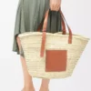 Bolso Classic Basket grande en hoja de palma y piel de becerro Natural/Tan Bolso Classic Basket grande en hoja de palma y piel de becerro Natural/Tan