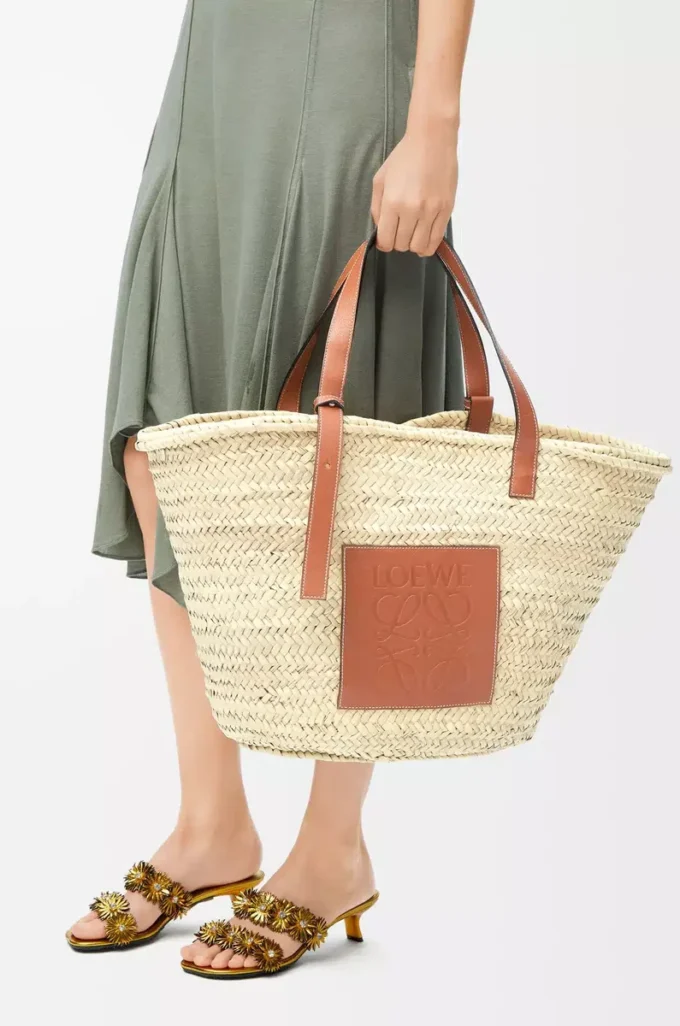 Bolso Classic Basket grande en hoja de palma y piel de becerro Natural/Tan Bolso Classic Basket grande en hoja de palma y piel de becerro Natural/Tan