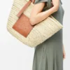 Bolso Classic Basket grande en hoja de palma y piel de becerro Natural/Tan Bolso Classic Basket grande en hoja de palma y piel de becerro Natural/Tan