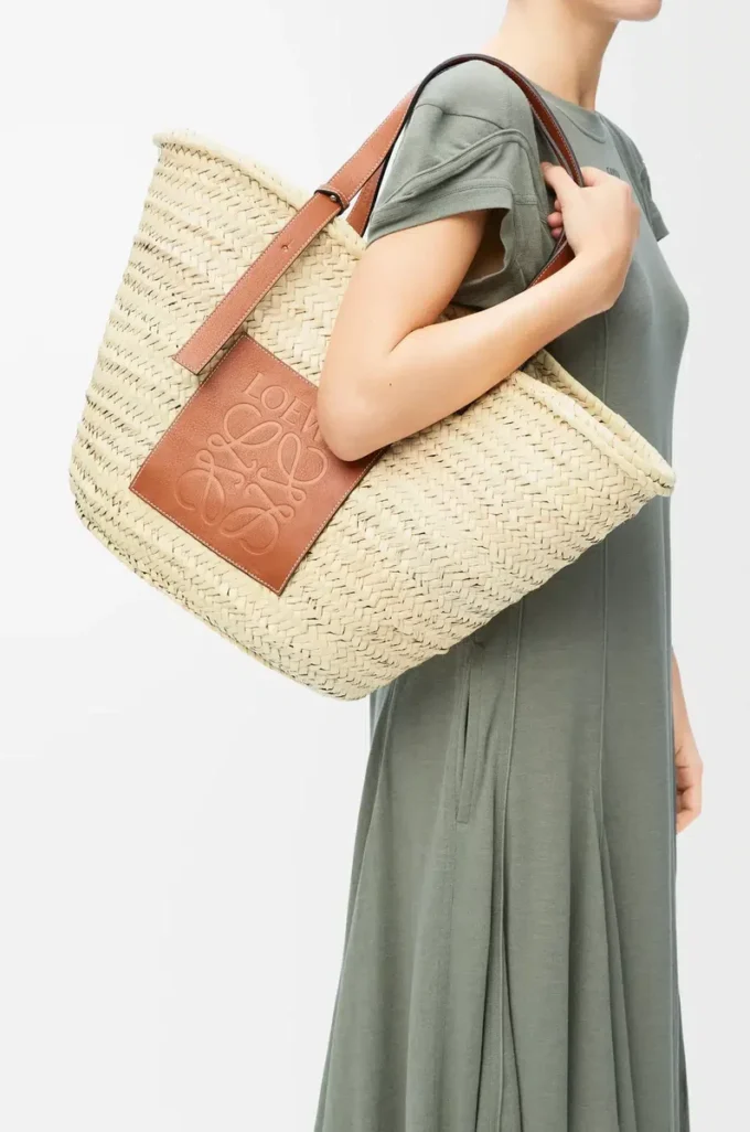 Bolso Classic Basket grande en hoja de palma y piel de becerro Natural/Tan Bolso Classic Basket grande en hoja de palma y piel de becerro Natural/Tan
