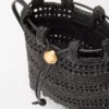 Bolso con cordón en rafia negro Bolso con cordón en rafia negro