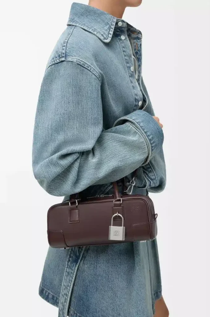 Bolso corto Amazona 23 en piel de becerro brillante Marrón oscuro Bolso corto Amazona 23 en piel de becerro brillante Marrón oscuro