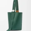 Bolso cubo Pebble grande en piel de becerro granulada flexible Evergreen