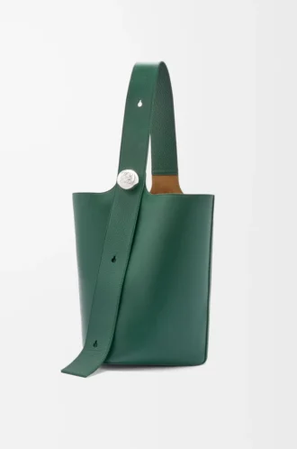 Bolso cubo Pebble grande en piel de becerro granulada flexible Evergreen
