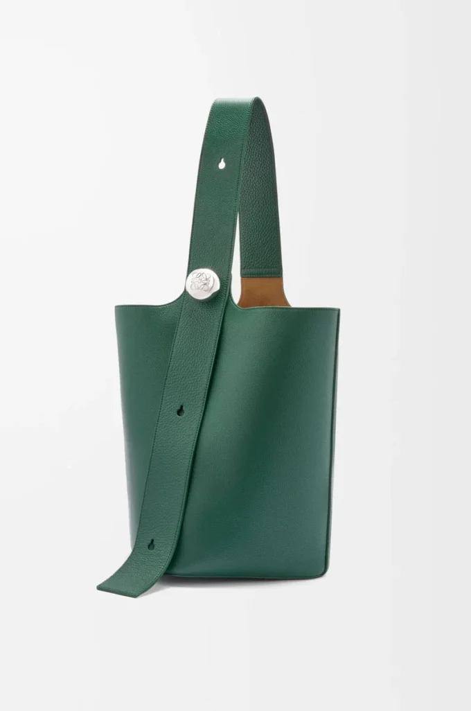 Bolso cubo Pebble grande en piel de becerro granulada flexible Evergreen