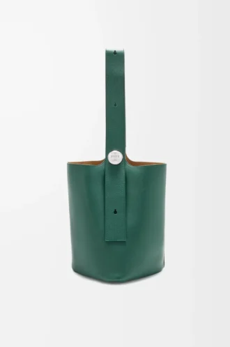 Bolso cubo Pebble grande en piel de becerro granulada flexible Evergreen