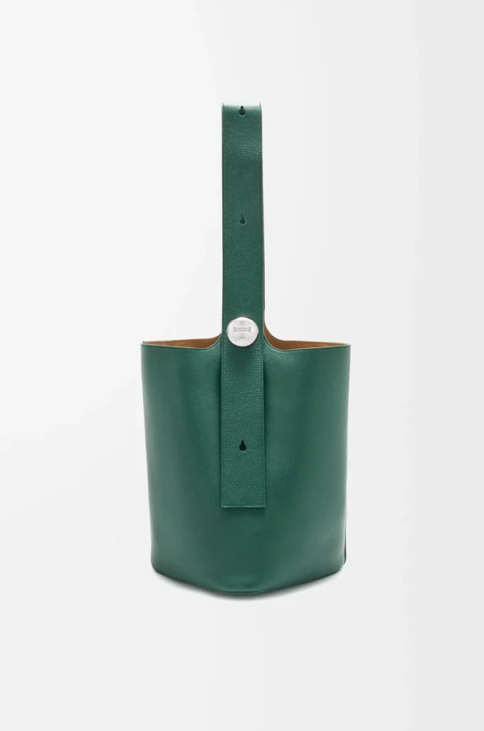 Bolso cubo Pebble grande en piel de becerro granulada flexible Evergreen
