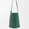 Bolso cubo Pebble grande en piel de becerro granulada flexible Evergreen