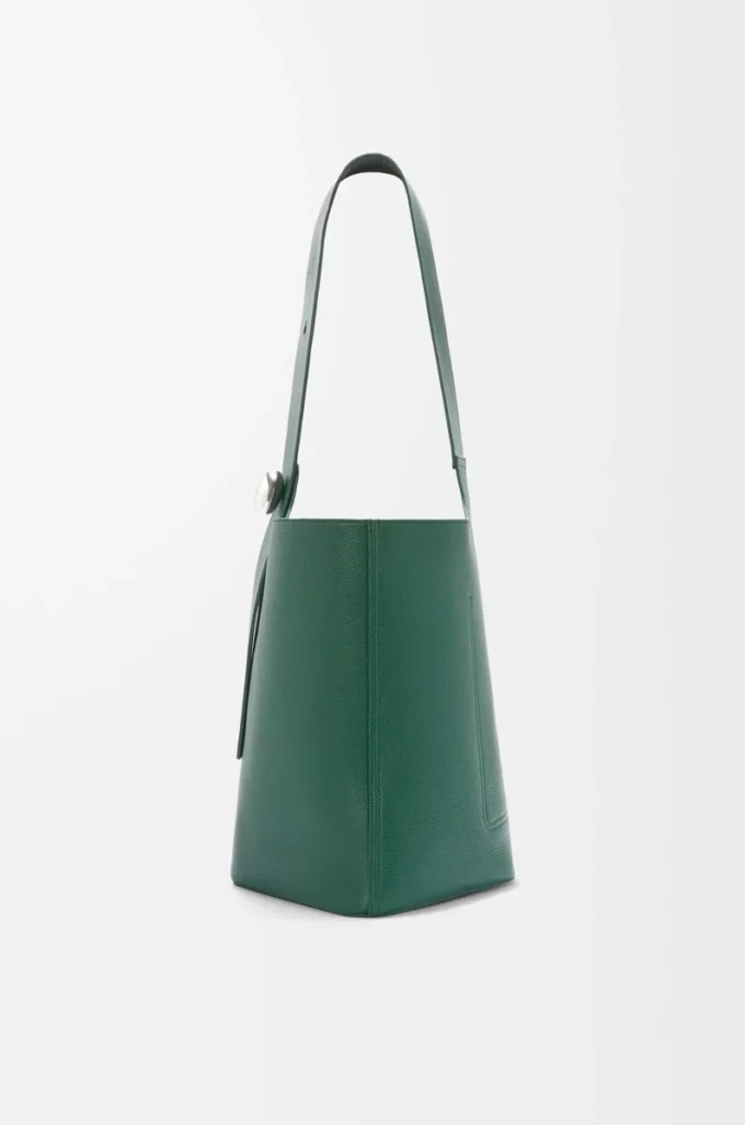 Bolso cubo Pebble grande en piel de becerro granulada flexible Evergreen
