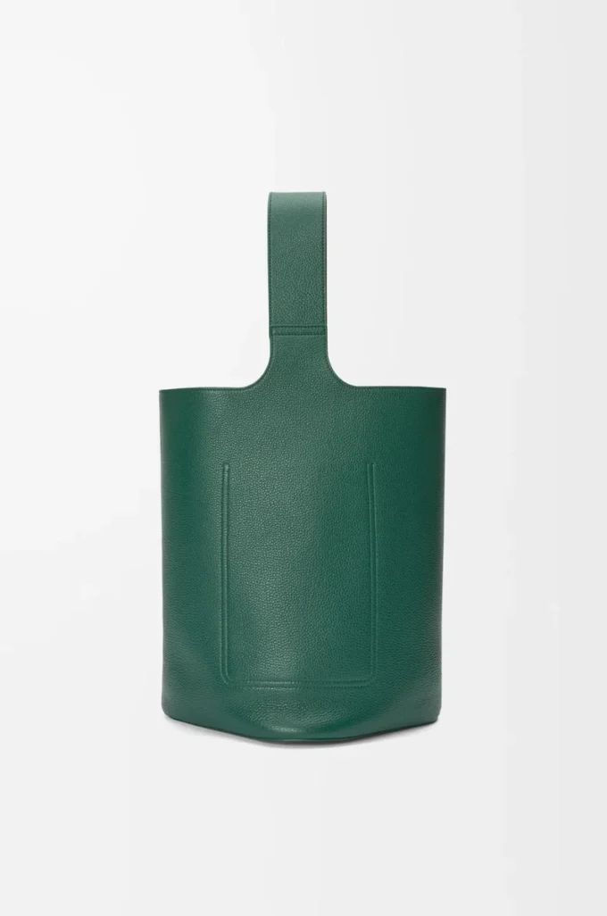 Bolso cubo Pebble grande en piel de becerro granulada flexible Evergreen
