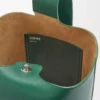 Bolso cubo Pebble grande en piel de becerro granulada flexible Evergreen