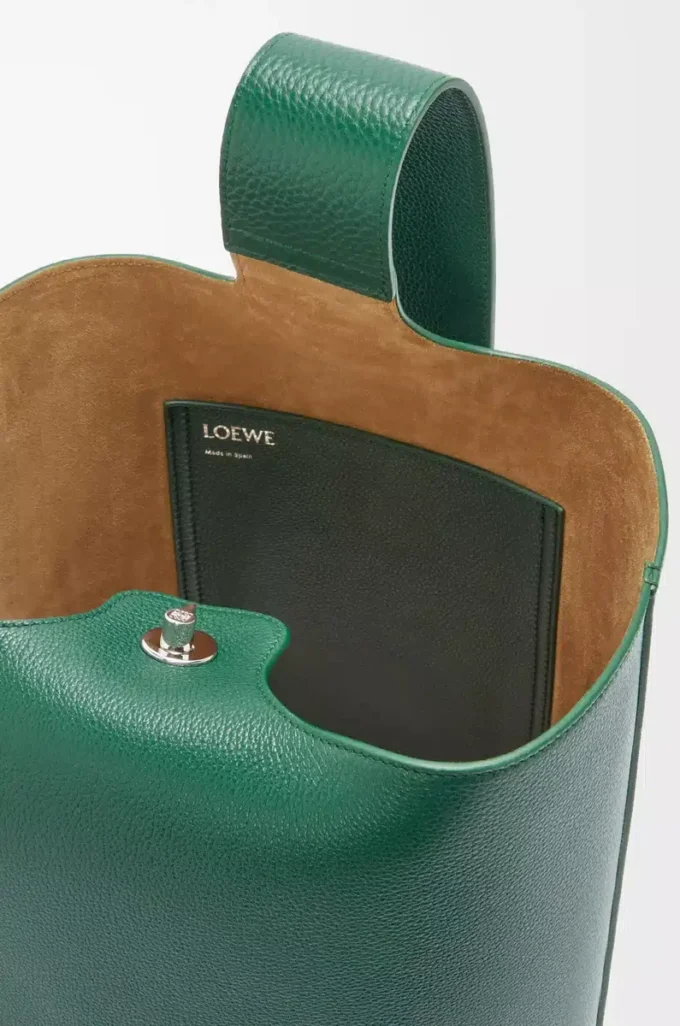 Bolso cubo Pebble grande en piel de becerro granulada flexible Evergreen