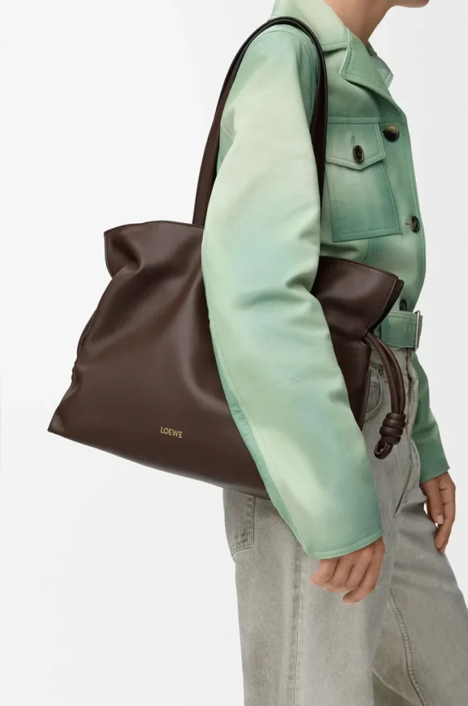Bolso de mano Flamenco grande en piel de becerro napa Chocolate Bolso de mano Flamenco grande en piel de becerro napa Chocolate