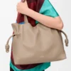 Bolso de mano Flamenco grande en piel de becerro napa Sand Bolso de mano Flamenco grande en piel de becerro napa Sand