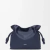 Bolso de mano Flamenco mediano en piel de becerro napa azul abismo