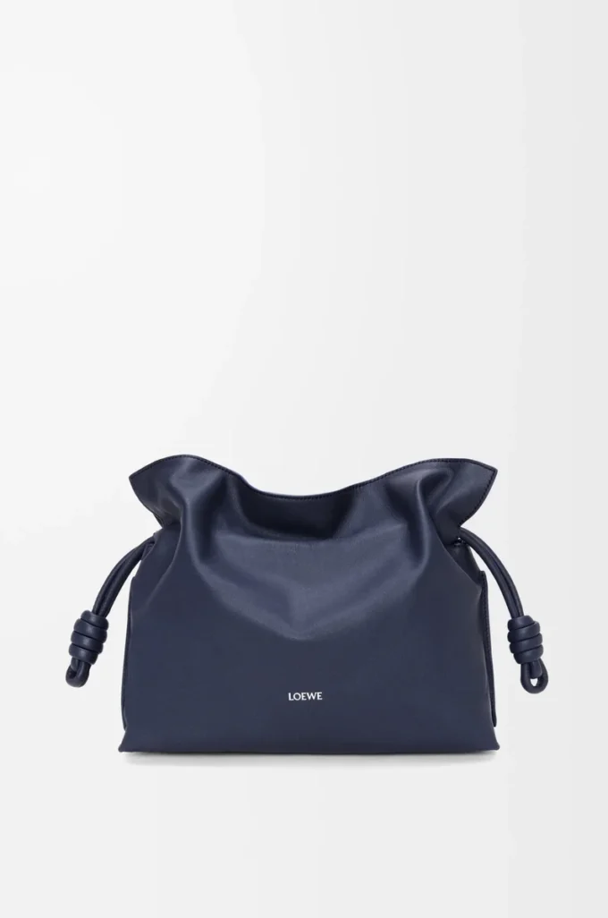 Bolso de mano Flamenco mediano en piel de becerro napa azul abismo