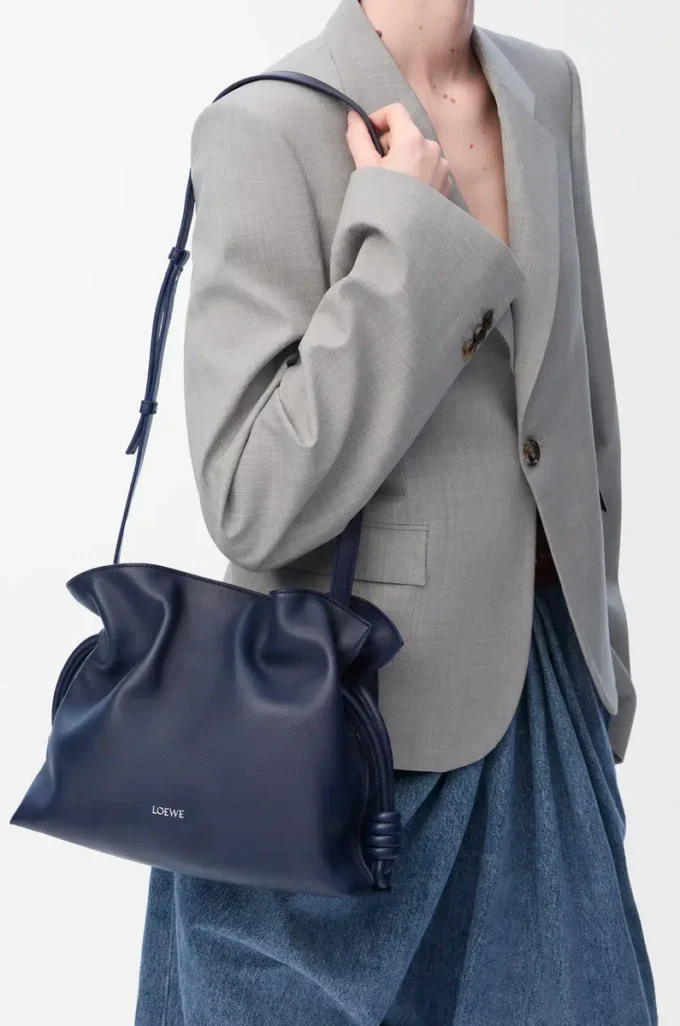 Bolso de mano Flamenco mediano en piel de becerro napa azul abismo