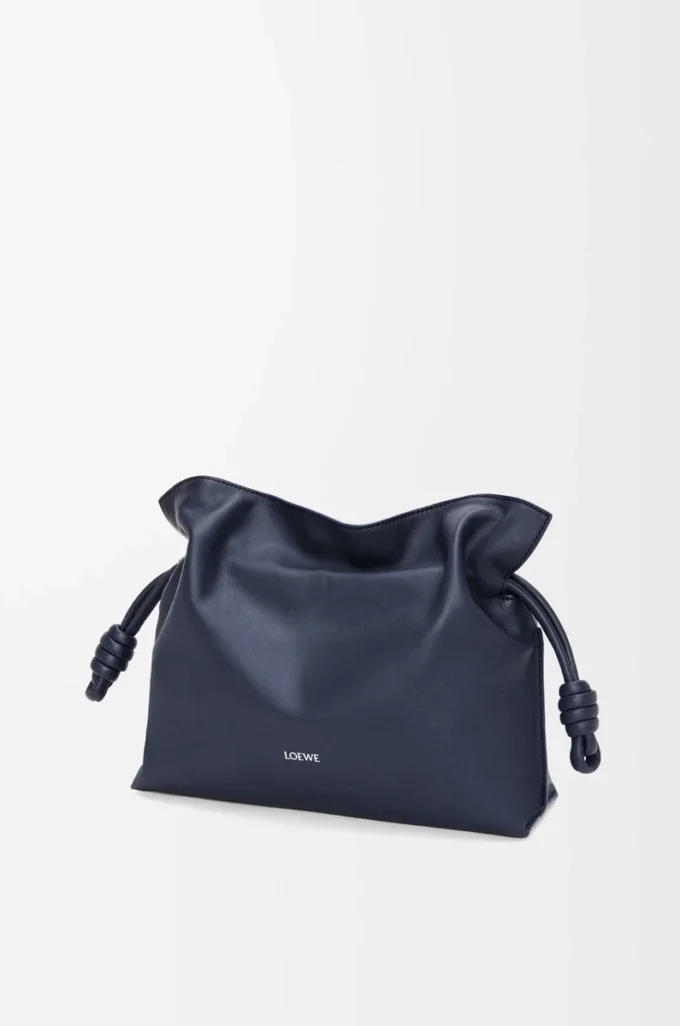 Bolso de mano Flamenco mediano en piel de becerro napa azul abismo