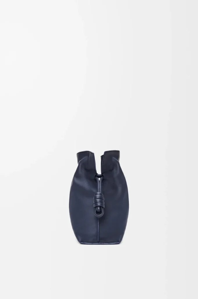 Bolso de mano Flamenco mediano en piel de becerro napa azul abismo