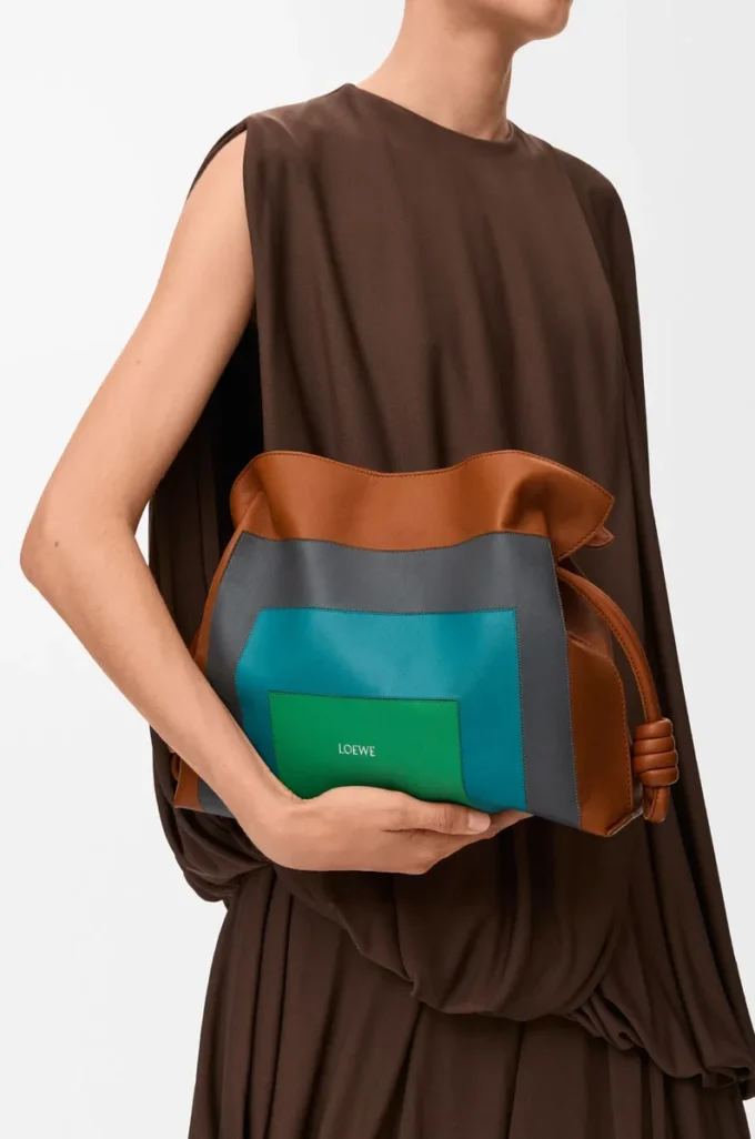 Bolso de mano Flamenco mediano en piel de becerro napa Caramel/Bright Green