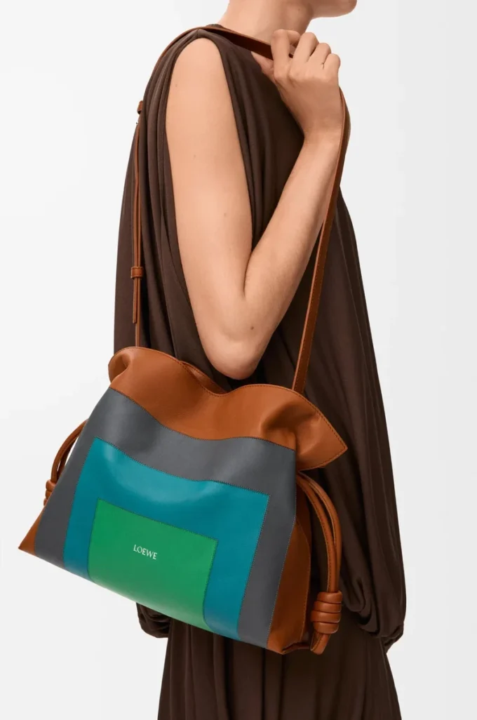 Bolso de mano Flamenco mediano en piel de becerro napa Caramel/Bright Green