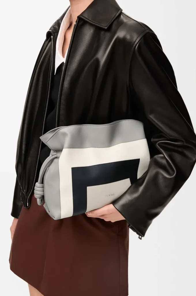 Bolso de mano Flamenco mediano en piel de becerro napa gris/rosa claro Bolso de mano Flamenco mediano en piel de becerro napa gris/rosa claro