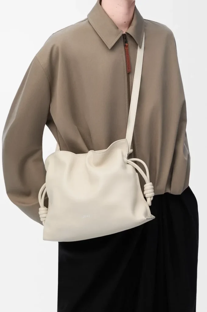 Bolso de mano Flamenco mediano en piel de becerro napa Sea Salt