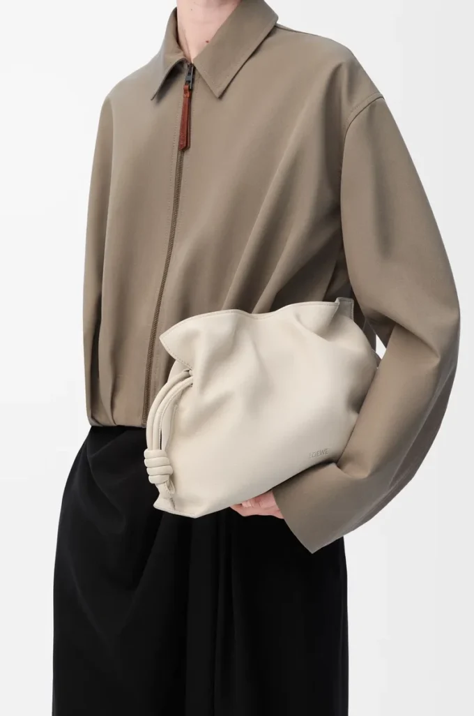 Bolso de mano Flamenco mediano en piel de becerro napa Sea Salt