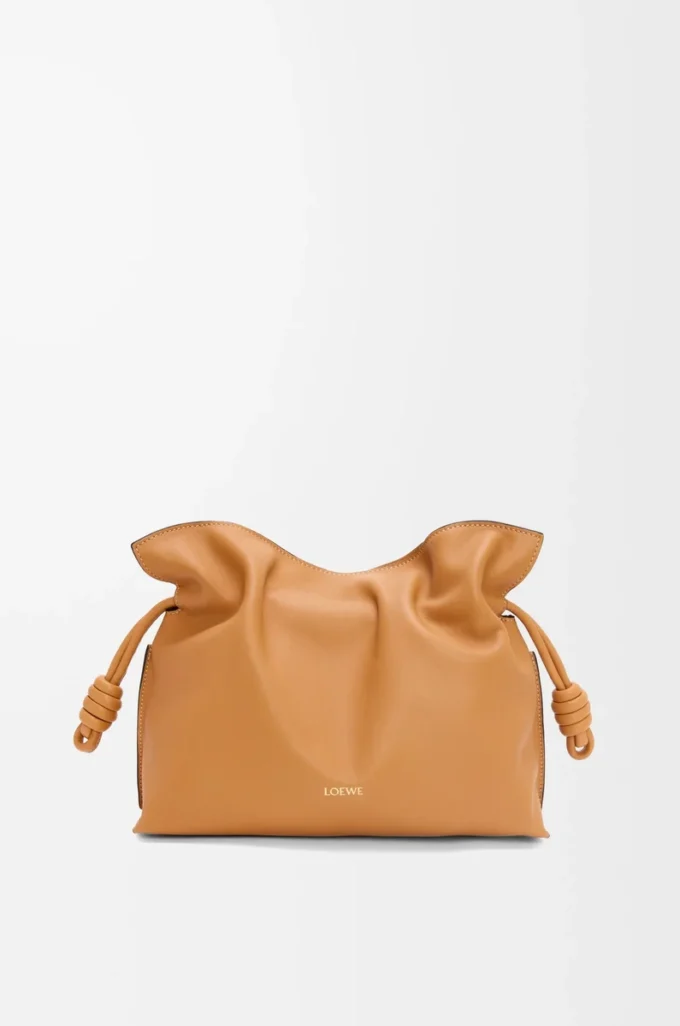 Bolso de mano Flamenco mediano en piel de becerro napa Warm Desert Bolso de mano Flamenco mediano en piel de becerro napa Warm Desert