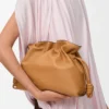 Bolso de mano Flamenco mediano en piel de becerro napa Warm Desert Bolso de mano Flamenco mediano en piel de becerro napa Warm Desert