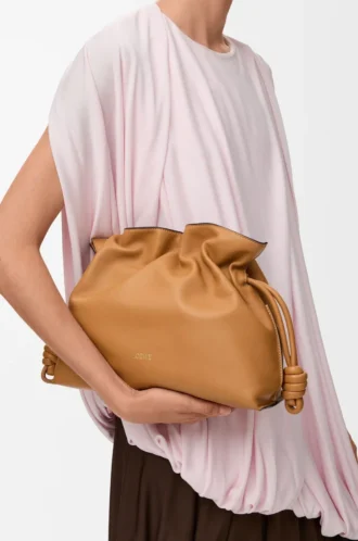 Bolso de mano Flamenco mediano en piel de becerro napa Warm Desert