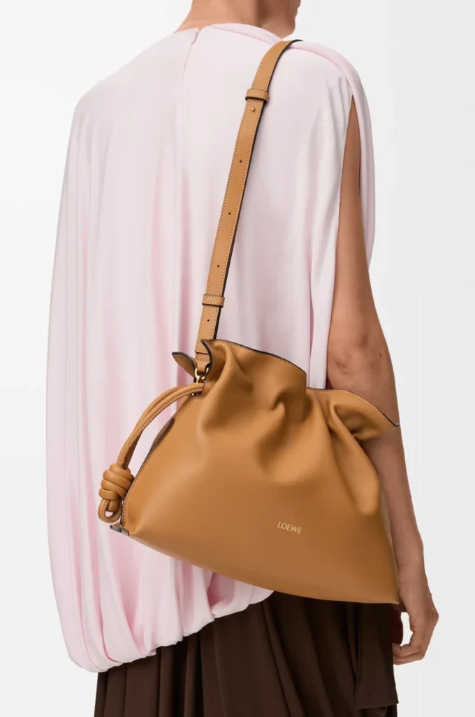 Bolso de mano Flamenco mediano en piel de becerro napa Warm Desert Bolso de mano Flamenco mediano en piel de becerro napa Warm Desert
