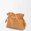 Bolso de mano Flamenco mediano en piel de becerro napa Warm Desert Bolso de mano Flamenco mediano en piel de becerro napa Warm Desert