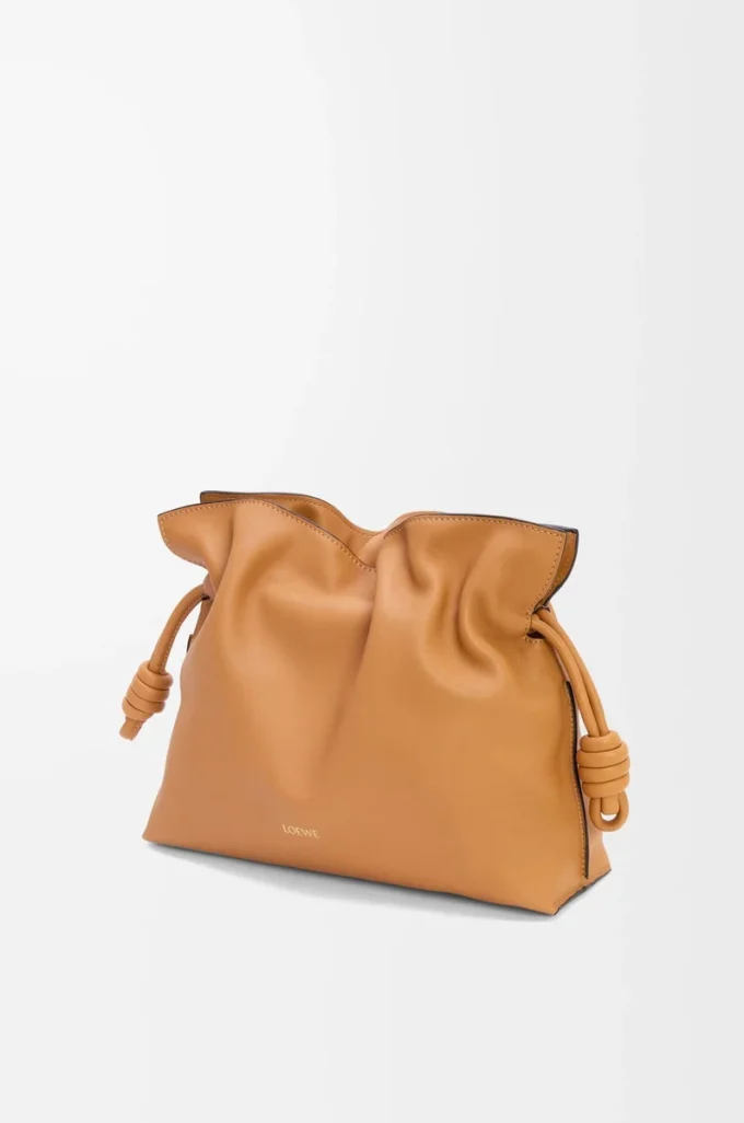 Bolso de mano Flamenco mediano en piel de becerro napa Warm Desert Bolso de mano Flamenco mediano en piel de becerro napa Warm Desert