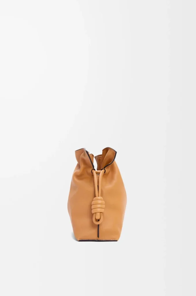 Bolso de mano Flamenco mediano en piel de becerro napa Warm Desert Bolso de mano Flamenco mediano en piel de becerro napa Warm Desert