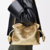 Bolso de mano Flamenco mediano en piel de cordero laminada Gold Bolso de mano Flamenco mediano en piel de cordero laminada Gold