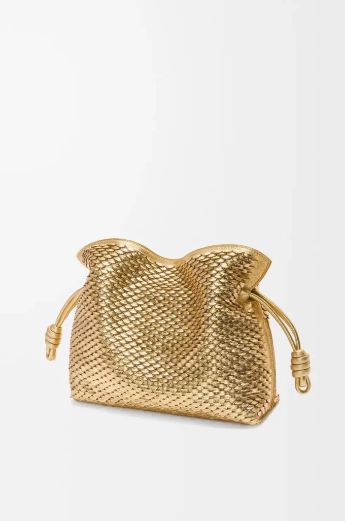 Bolso de mano Flamenco mediano en piel de cordero laminada Gold Bolso de mano Flamenco mediano en piel de cordero laminada Gold