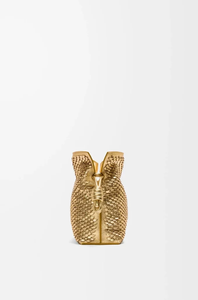 Bolso de mano Flamenco mediano en piel de cordero laminada Gold Bolso de mano Flamenco mediano en piel de cordero laminada Gold