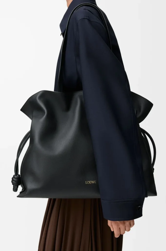 Bolso de mano XL Flamenco en piel de becerro napa negra