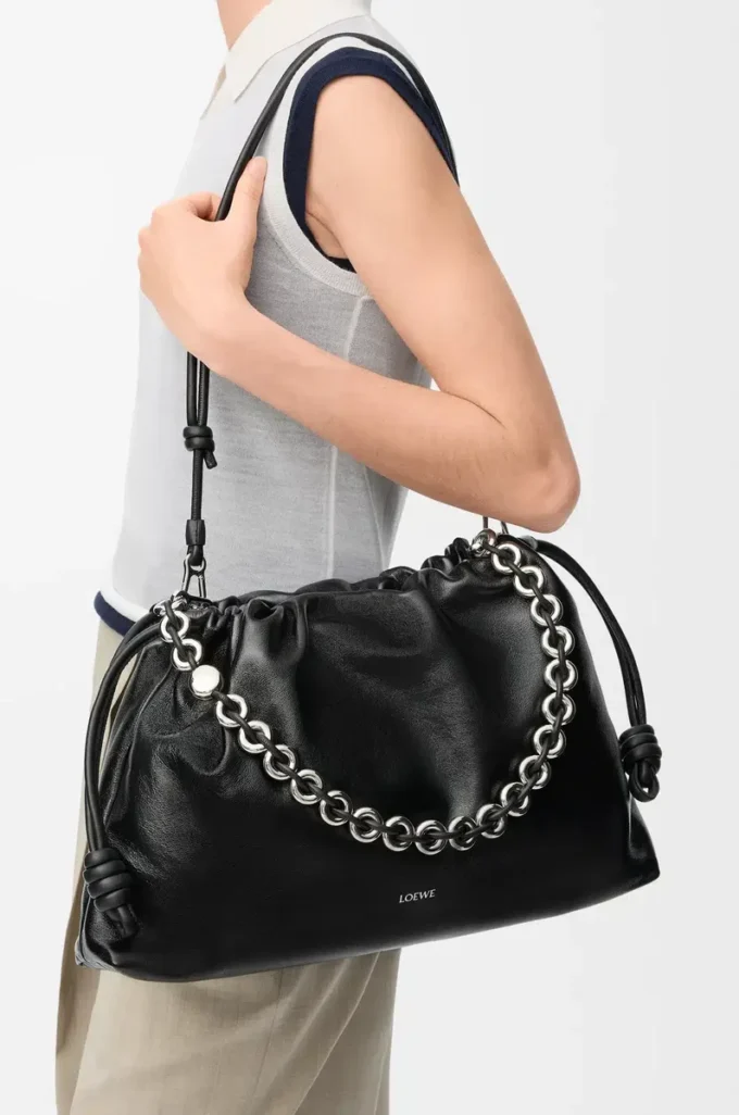 Bolso Flamenco grande en piel de cordero napa charolada Negro Bolso Flamenco grande en piel de cordero napa charolada Negro