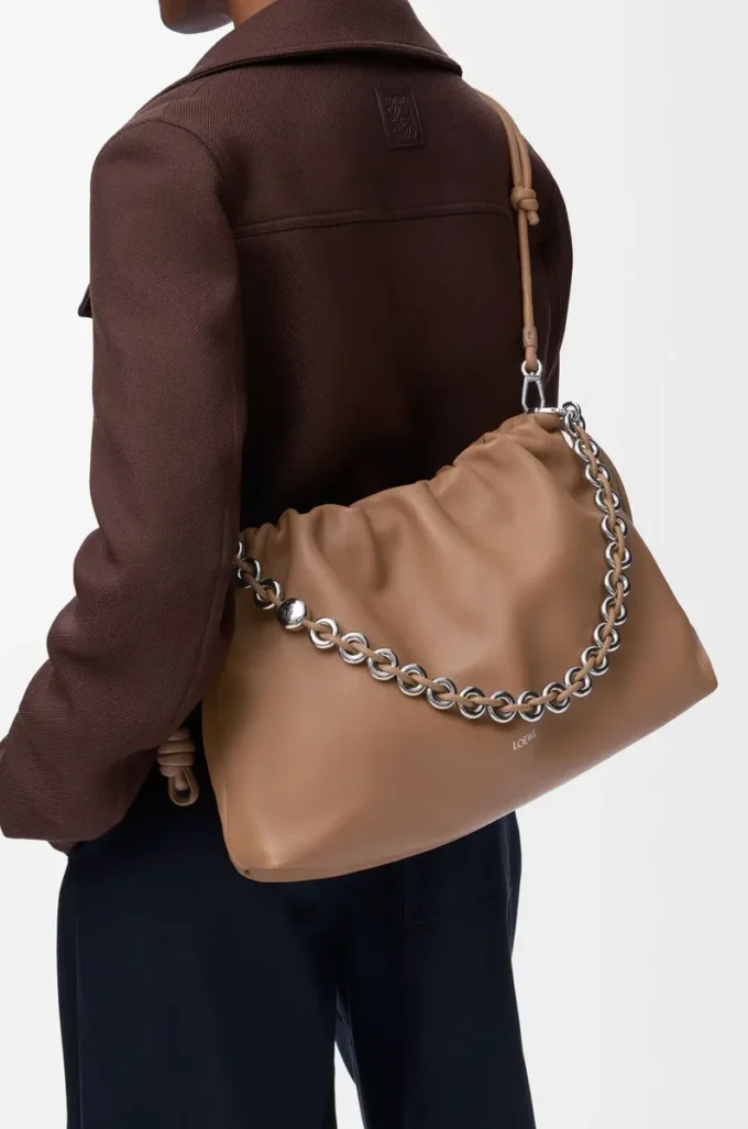 Bolso Flamenco grande en suave piel de cordero napa color moca.