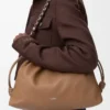 Bolso Flamenco grande en suave piel de cordero napa color moca.