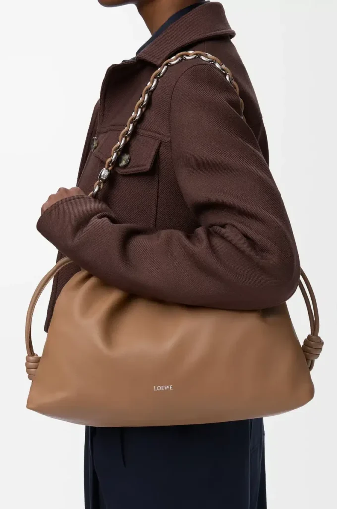 Bolso Flamenco grande en suave piel de cordero napa color moca.