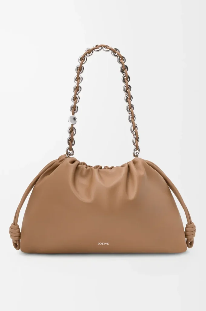 Bolso Flamenco grande en suave piel de cordero napa color moca.