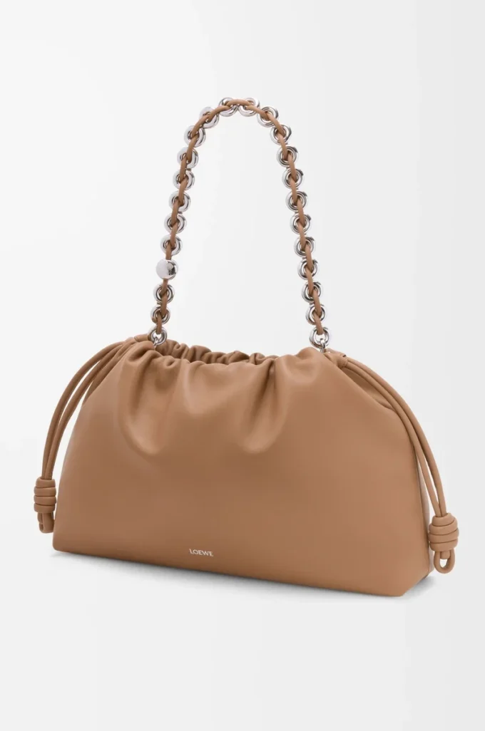 Bolso Flamenco grande en suave piel de cordero napa color moca.