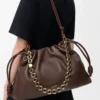 Bolso Flamenco grande en suave piel de cordero napa Marrón oscuro